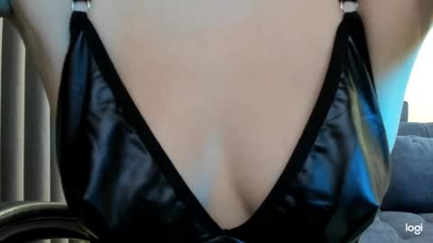 Snapshot of lindamei chatting on 09.18.25 lindamei online show from 09.18.25