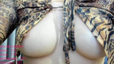 Snapshot of lindamei chatting on 11.08.25 lindamei online show from 11.08.25