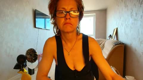Snapshot of lioraweiss chatting on 05.20.26 Liora Weiss online show from 05.20.26