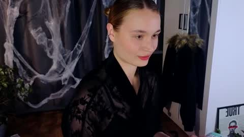 Snapshot of lisa_schiele chatting on 10.30.25 Elisabeth or Lisa online show from 10.30.25