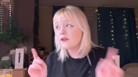 -Lisa- Help me to reach 100 thumbs up3 online show from 01.18.26