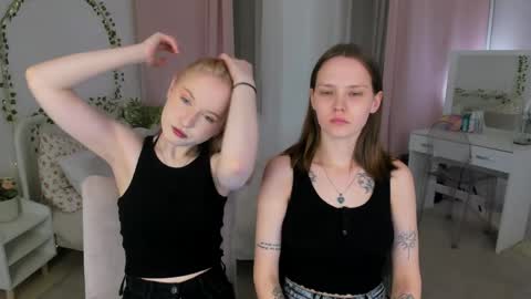 Snapshot of lisaluve chatting on 04.04.26 Lisa blonde Alisa brunette online show from 04.04.26
