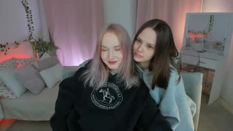 Snapshot of lisaluve chatting on 04.18.26 Lisa blonde Alisa brunette online show from 04.18.26
