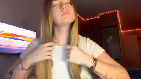 Snapshot of lisi_kiss_ chatting on 05.25.26 Aurora online show from 05.25.26