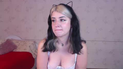 Snapshot of lissalucy chatting on 11.26.25 Alice Dont forget to thumbs up its very important online show from 11.26.25