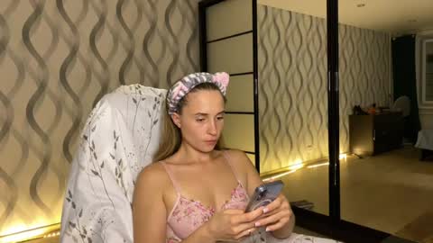 Snapshot of litle_girl05 chatting on 07.13.26 LUNA online show from 07.13.26