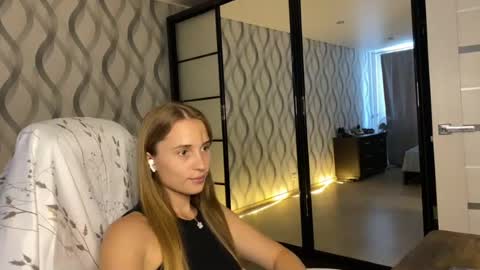 Snapshot of litle_girl05 chatting on 07.17.26 LUNA online show from 07.17.26