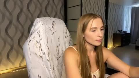 Snapshot of litle_girl05 chatting on 07.28.26 LUNA online show from 07.28.26