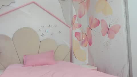 Snapshot of little__doll18 chatting on 12.22.25 little__doll18 online show from 12.22.25