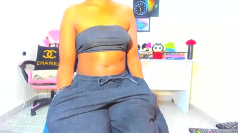 Snapshot of little_africa chatting on 12.19.24 little_africa online show from 12.19.24