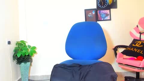 Snapshot of little_africa chatting on 02.11.25 little_africa online show from 02.11.25