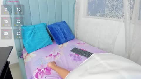 Snapshot of littleblonde_ chatting on 11.27.25 online show from 11.27.25