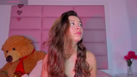 Snapshot of littlee_emma_ chatting on 01.10.25 littlee_emma_ online show from 01.10.25