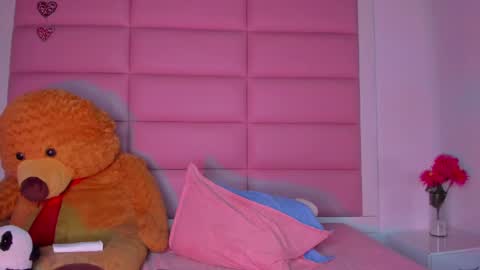 Snapshot of littlee_emma_ chatting on 01.11.25 littlee_emma_ online show from 01.11.25