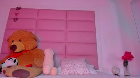 Snapshot of littlee_emma_ chatting on 02.08.25 littlee_emma_ online show from 02.08.25