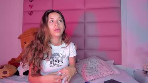 Snapshot of littlee_emma_ chatting on 02.10.25 littlee_emma_ online show from 02.10.25