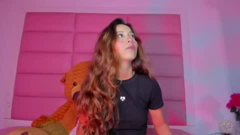 Snapshot of littlee_emma_ chatting on 02.26.25 littlee_emma_ online show from 02.26.25