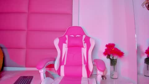 Snapshot of littlee_emma_ chatting on 02.26.25 littlee_emma_ online show from 02.26.25