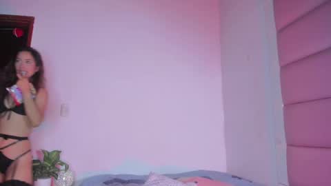 Snapshot of littlee_emma_ chatting on 09.17.25 littlee_emma_ online show from 09.17.25