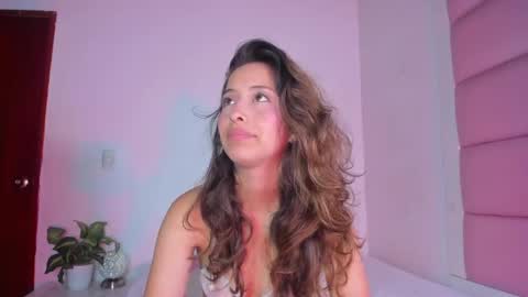 Snapshot of littlee_emma_ chatting on 09.18.25 littlee_emma_ online show from 09.18.25