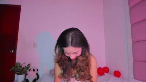 Snapshot of littlee_emma_ chatting on 09.25.25 littlee_emma_ online show from 09.25.25