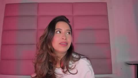 Snapshot of littlee_emma_ chatting on 11.30.25 littlee_emma_ online show from 11.30.25