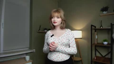 Snapshot of littleglow chatting on 02.19.26 Christie online show from 02.19.26