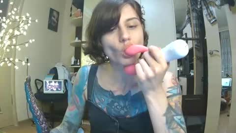 littlehappines online show from 04.19.26