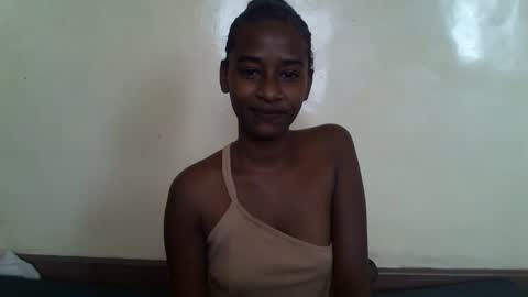 Snapshot of littlesandie chatting on 03.10.25 littlesandie online show from 03.10.25