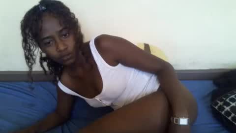 Snapshot of littlesandie chatting on 11.07.25 littlesandie online show from 11.07.25