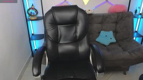 Snapshot of littlevixen18 chatting on 12.20.24 littlevixen18 online show from 12.20.24