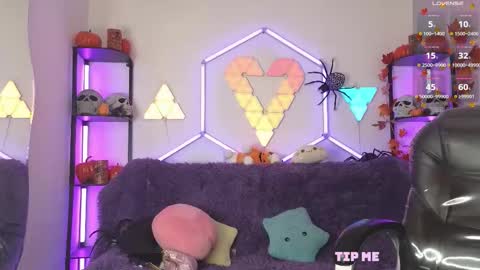 Snapshot of littlevixen18 chatting on 10.08.25 littlevixen18 online show from 10.08.25