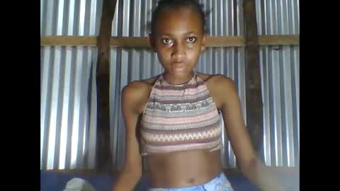 Snapshot of littleyanah chatting on 11.07.25 yanah online show from 11.07.25