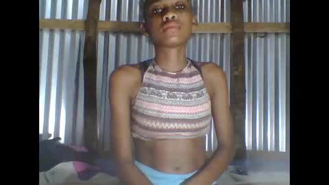 Snapshot of littleyanah chatting on 11.08.25 yanah online show from 11.08.25