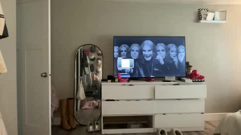 Livvy online show from 09.19.25