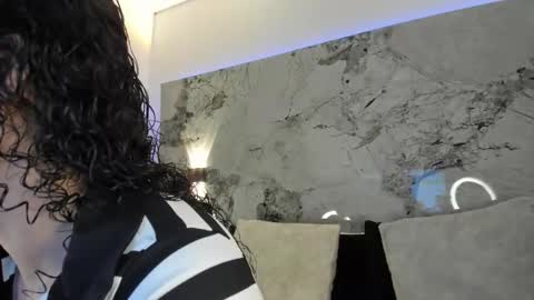 Snapshot of liz_holmes chatting on 12.01.25 Liz online show from 12.01.25