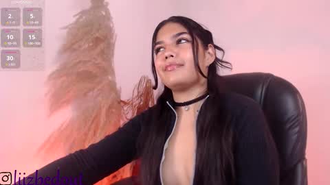 Snapshot of lizbedoutx chatting on 10.19.25 lizbedoutx online show from 10.19.25