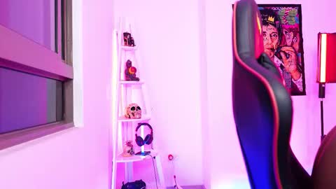 logan_hugh8 online show from 10.18.25