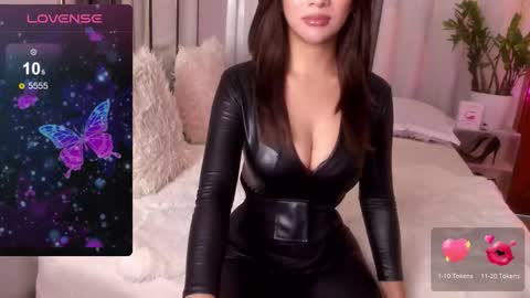 Snapshot of loisewilliams chatting on 11.13.25 Mistress L online show from 11.13.25