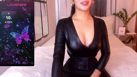 Snapshot of loisewilliams chatting on 03.26.26 Mistress L online show from 03.26.26