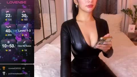 Snapshot of loisewilliams chatting on 03.29.26 Mistress L online show from 03.29.26