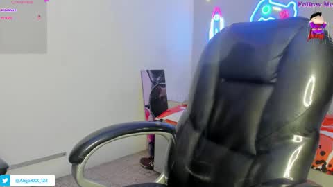 Snapshot of loistwink_1 chatting on 10.05.25 LOUIS online show from 10.05.25