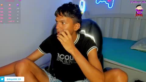 Snapshot of loistwink_1 chatting on 11.04.25 LOUIS online show from 11.04.25