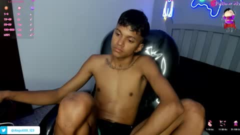 Snapshot of loistwink_1 chatting on 11.28.25 LOUIS online show from 11.28.25