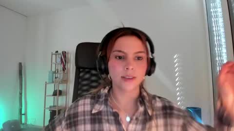 Snapshot of lolaverse chatting on 05.12.26 Lola doll online show from 05.12.26