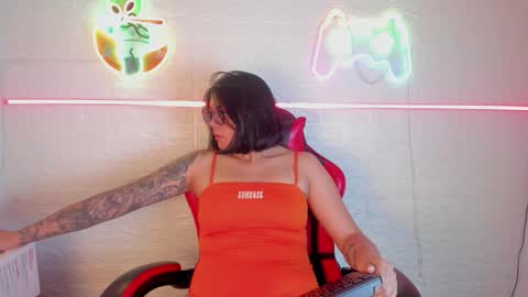 Snapshot of lolaxxxperiience chatting on 11.15.25 Lola online show from 11.15.25