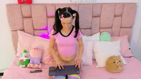 Snapshot of lolayun chatting on 11.25.25 Lola online show from 11.25.25