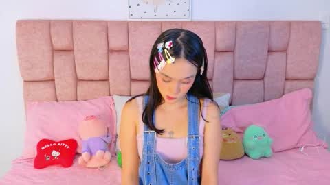 Snapshot of lolayun chatting on 11.28.25 Lola online show from 11.28.25