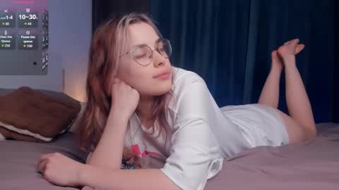 Snapshot of lonagass chatting on 11.27.25 Lona online show from 11.27.25