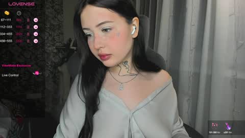 Snapshot of lonalye chatting on 02.02.25 lona online show from 02.02.25